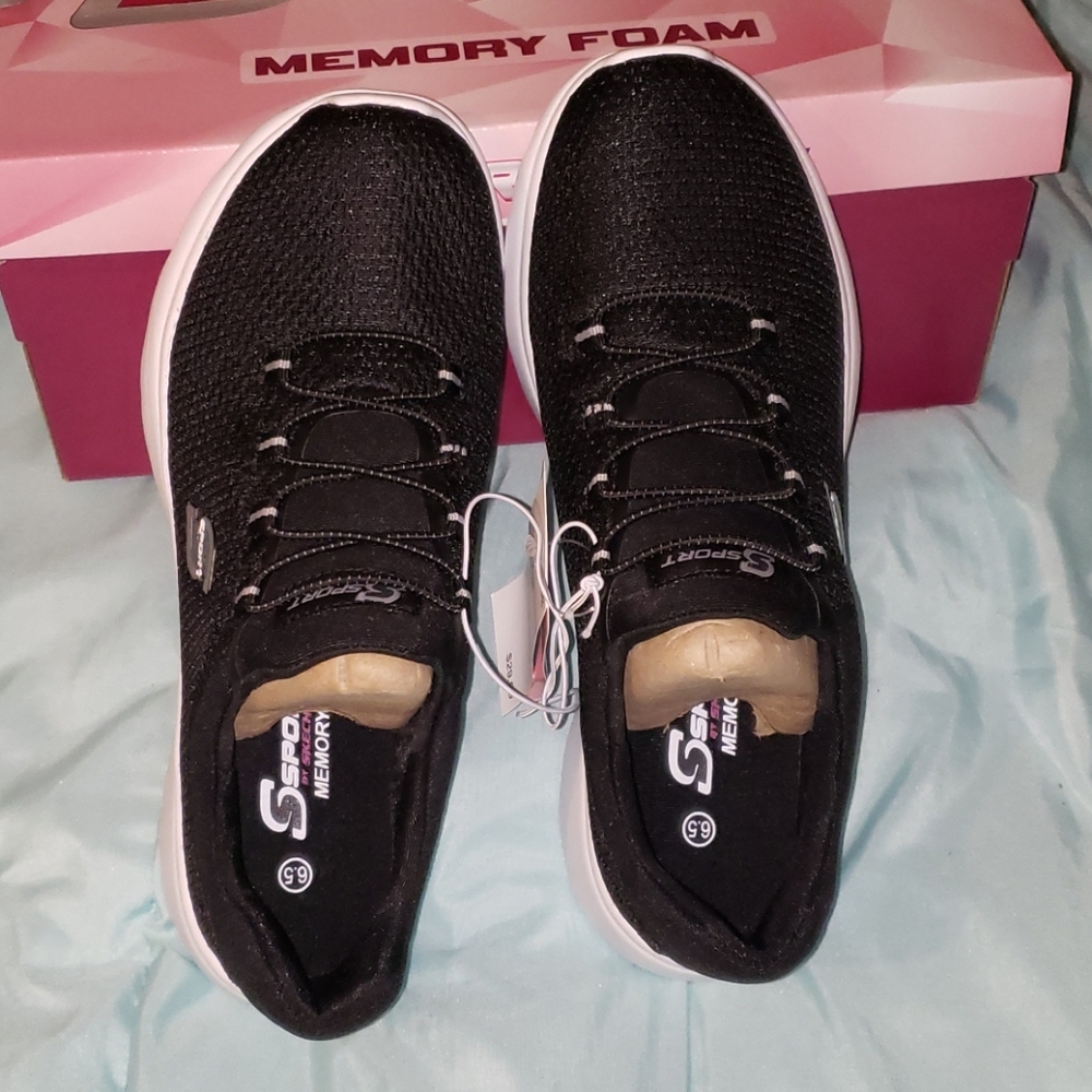 NWT Sketchers memory foam sneakers